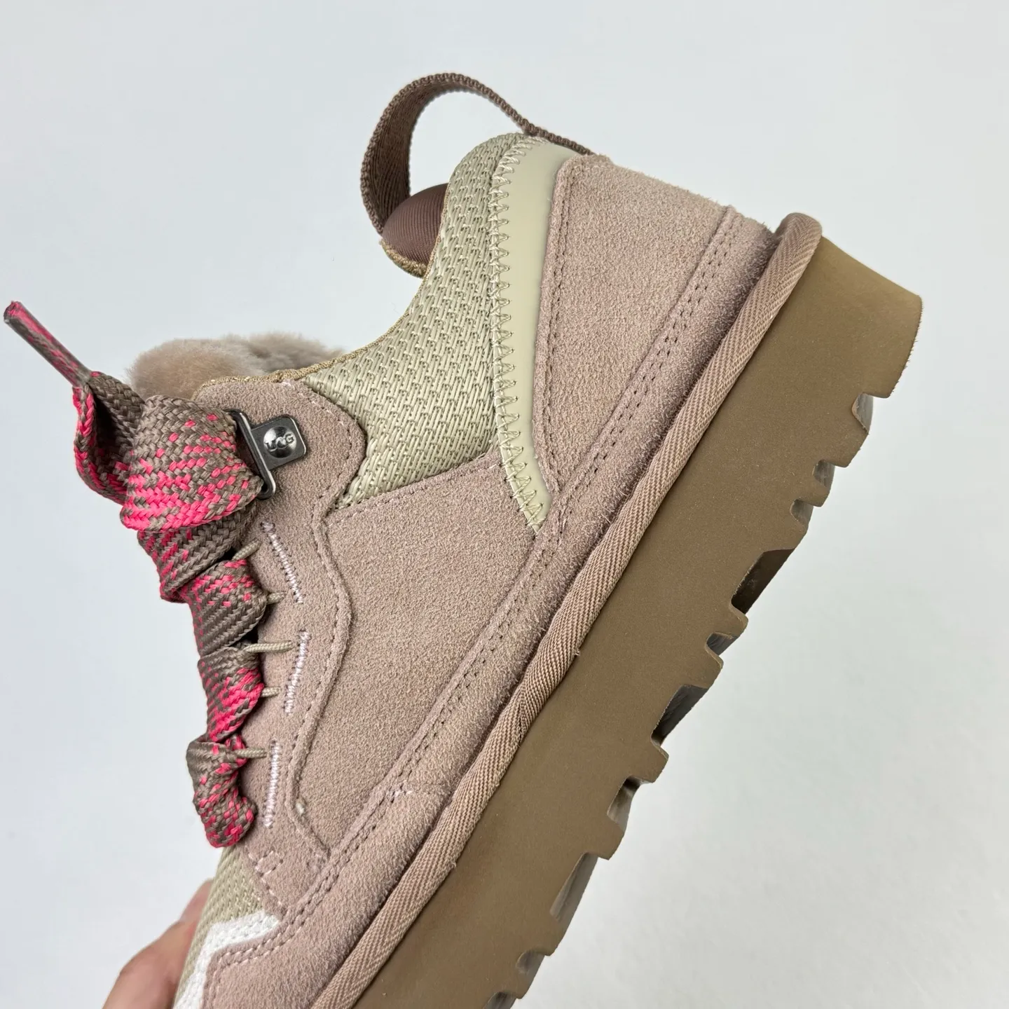 Local 💰600 OEM grade 4032 Mel series, top workmanship, super stable version ✔️ Good looks and texture, suede leather + low-key logo show retro, classic two-color shoelaces can be worn as two shoes ✔️ So comfortable that you want to weld your feet, ultra-light material + 5cm thick sole, increase height without tiring the feet, wool insoles are warm and breathable, no pressure for commuting and shopping all day long ✔️ I love the details: wide shoelaces for photos. Sizes 34-40 are suitable for a variety of foot types. Slight stains can be wiped clean with a damp cloth. The loose feeling in early autumn is all due to it. You can close your eyes and avoid stepping on thunder! 👟